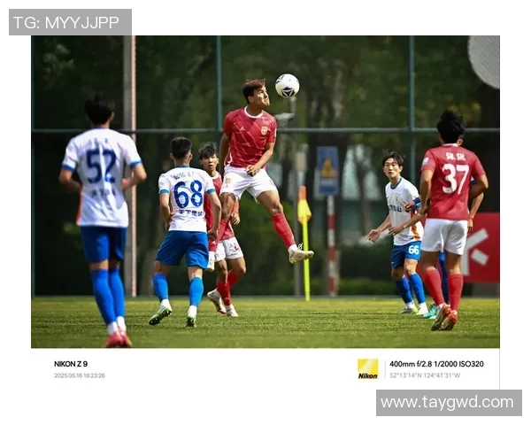 足球明星化身路人街头现身引发粉丝热议与追捧